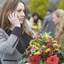 Adriana con un ramo de flores