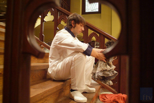 Fermín (Raúl Fernández) sentado 'El internado'