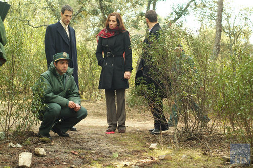 Natalia Millán con la Guardia Civil en 'El internado'