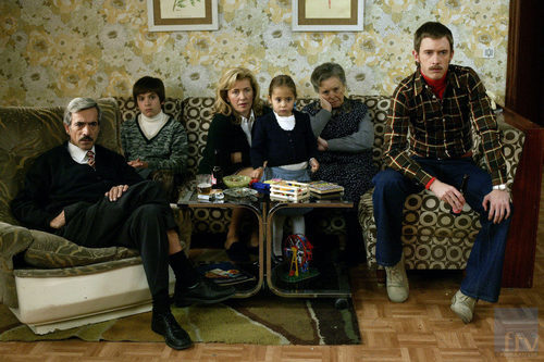 La familia Alcántara, pendiente ante la muerte de Franco en 'Cuéntame cómo pasó'