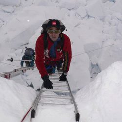 Jesús Calleja escalando entre la nieve en 'Desafío extremo'