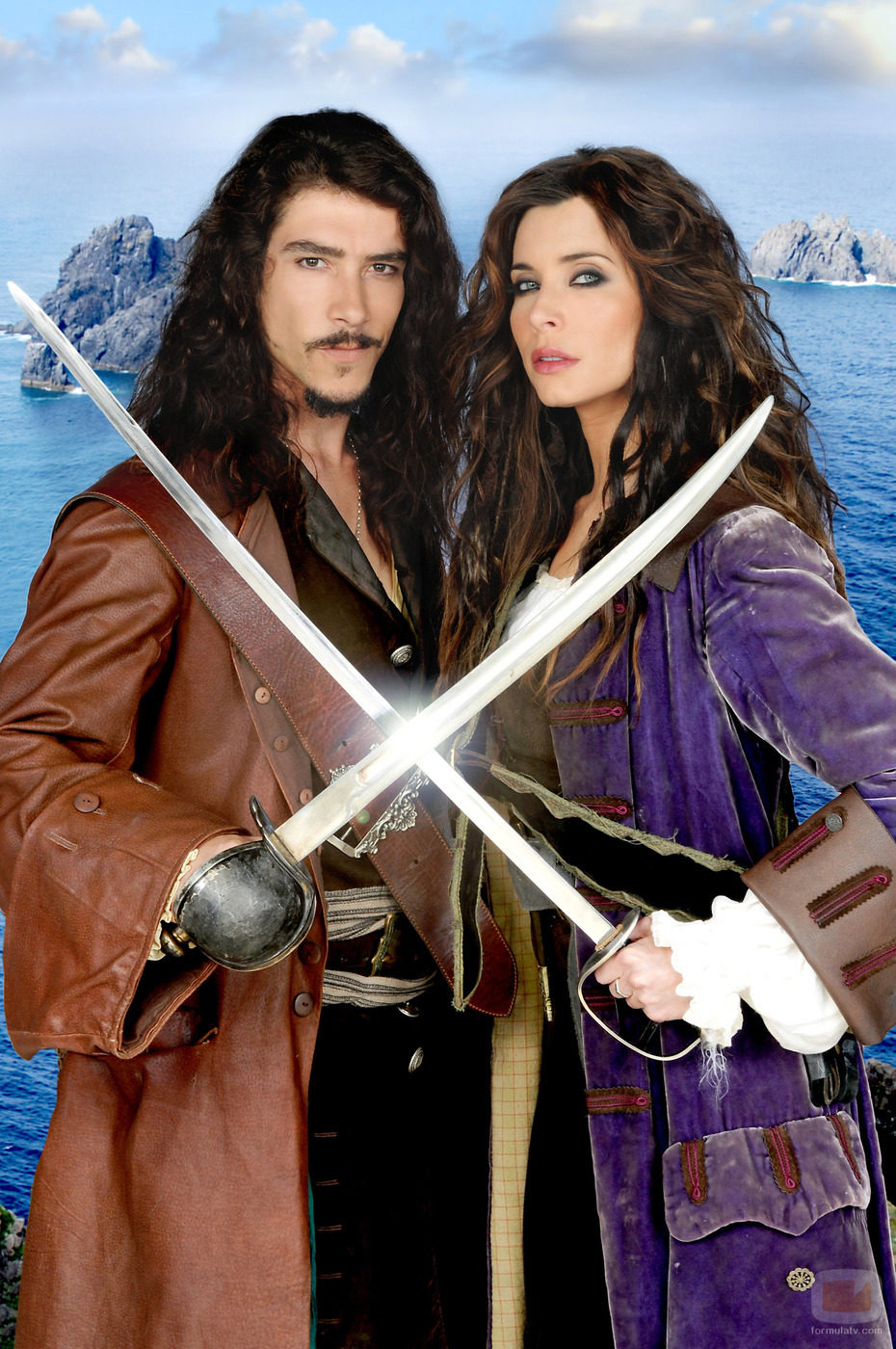 Álvaro Mondego (Óscar Jaenada) y Carmen Bocanegra (Pilar Rubio)