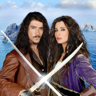 Álvaro Mondego (Óscar Jaenada) y Carmen Bocanegra (Pilar Rubio)