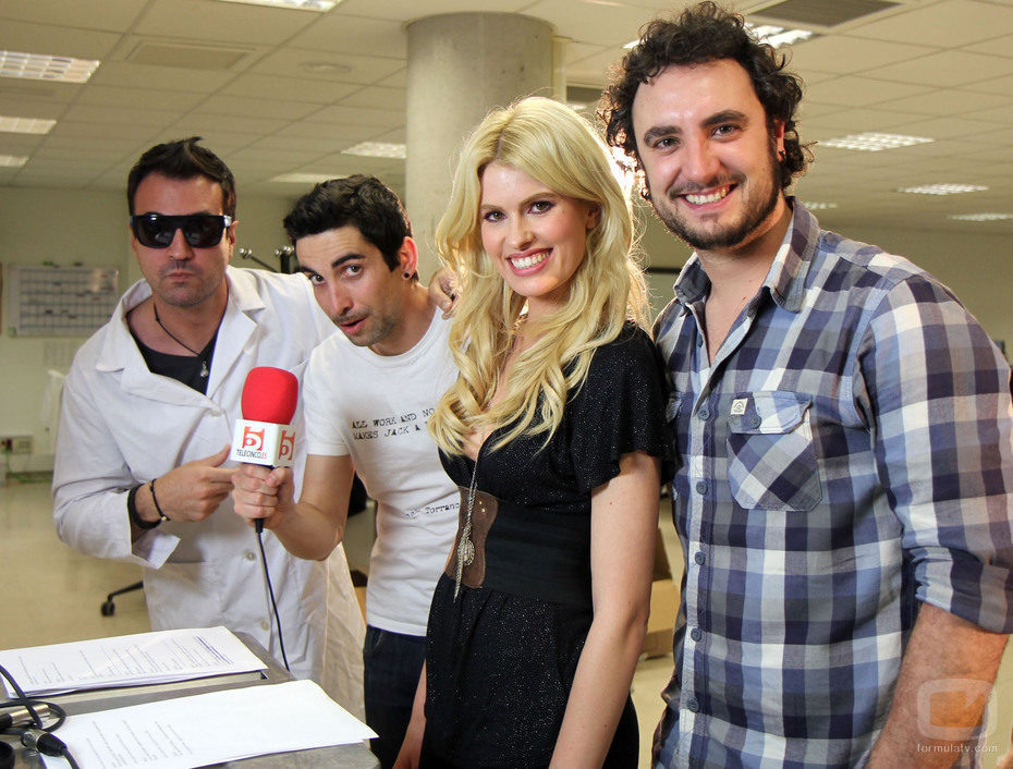 Adriana Abenia con el equipo de la serie de internet 'Becarios'