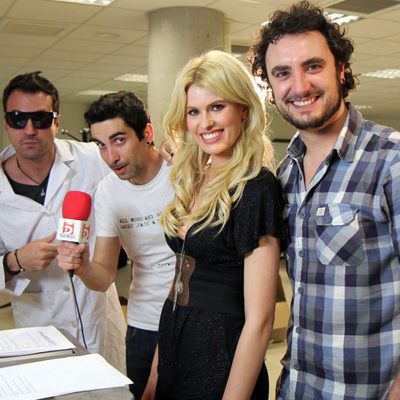 Adriana Abenia con el equipo de la serie de internet 'Becarios'