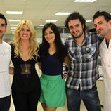 La reportera Adriana Abenia con el equipo de 'Becarios'