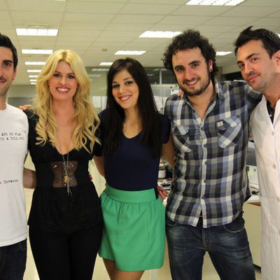 La reportera Adriana Abenia con el equipo de 'Becarios'