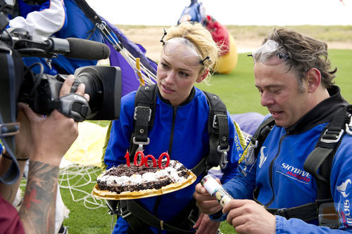 Patricia Conde y Miki Nadal con una tarta