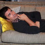 Arturo Valls tirado en un sofá