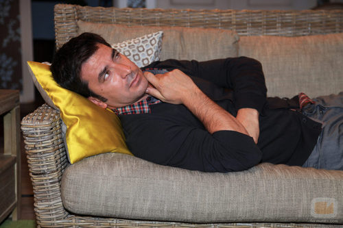 Arturo Valls tirado en un sofá