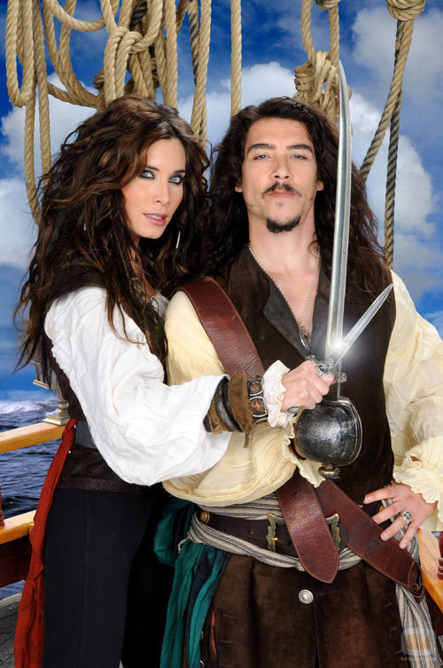 Óscar Jaenada y Pilar Rubio en 'Piratas'