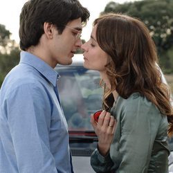 Manu y Emma a punto de besarse