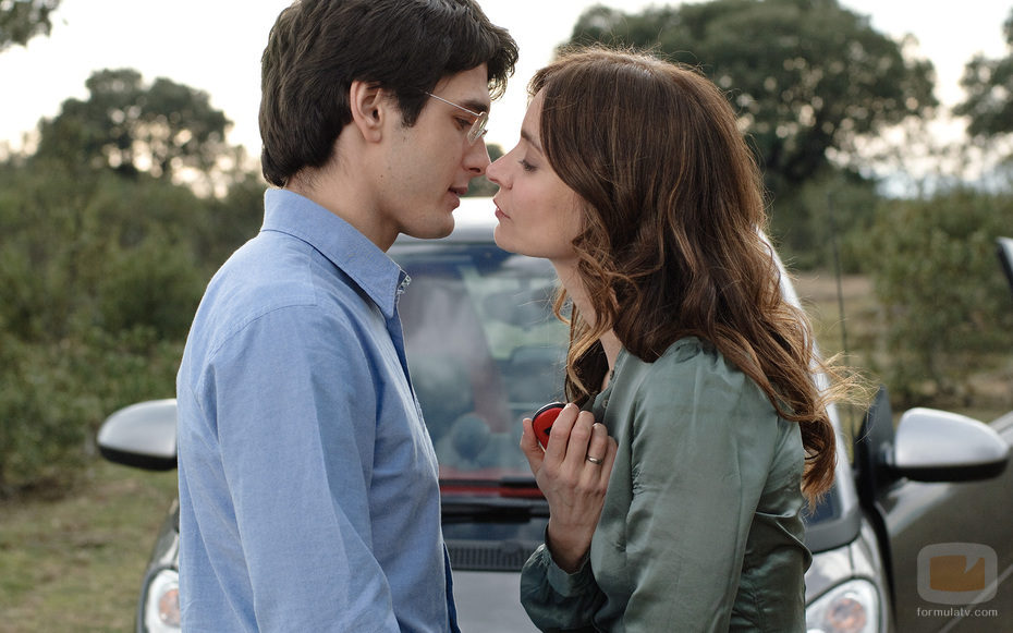 Manu y Emma a punto de besarse