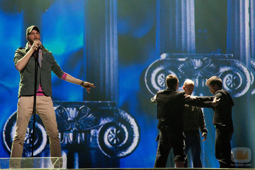 Loucas Yiorkas feat. Stereo Mike (Grecia) en la final de Eurovisión 2011