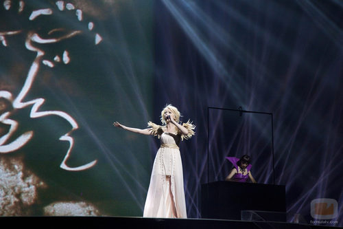Mika Newton (Ucrania)en la final de Eurovisión 2011