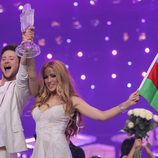 Ell y Nikki con el trofeo de Eurovisión 2011