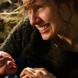 Helena con su hijo recién nacido