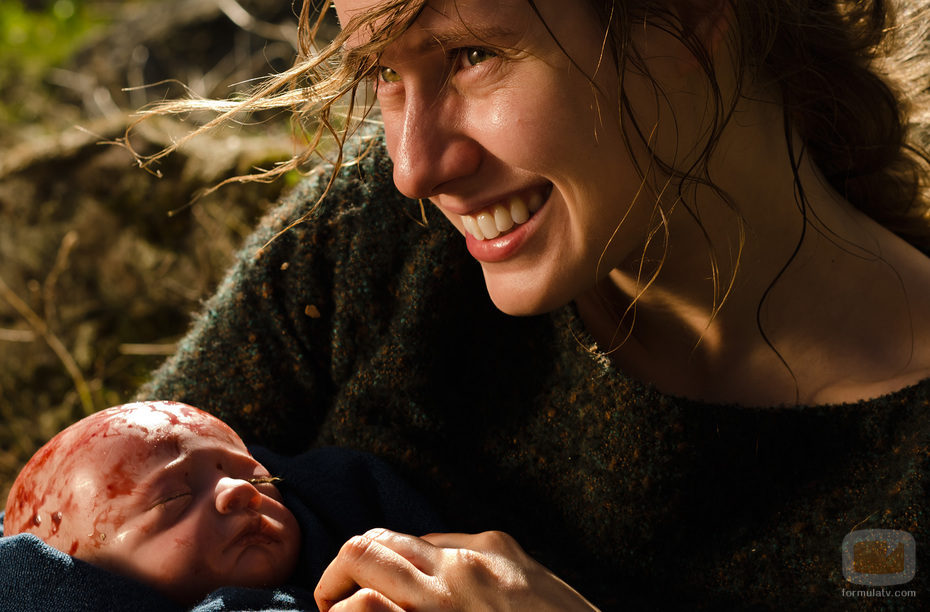Helena con su hijo recién nacido