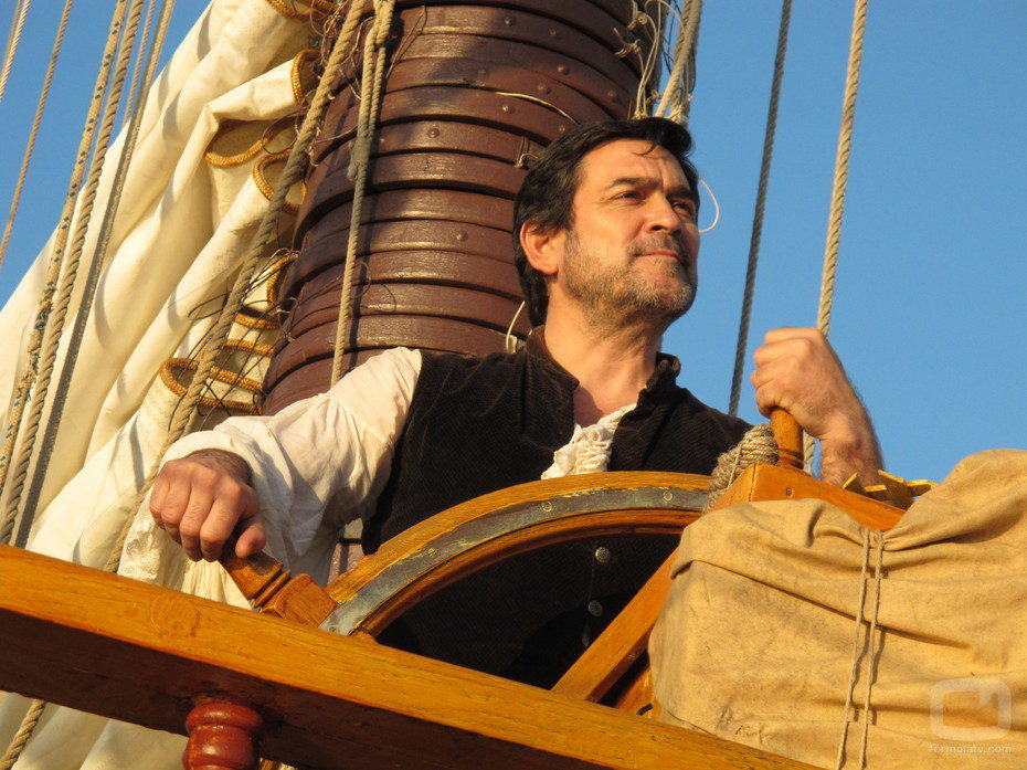 Miguel Ortiz con el timón del Misericordia