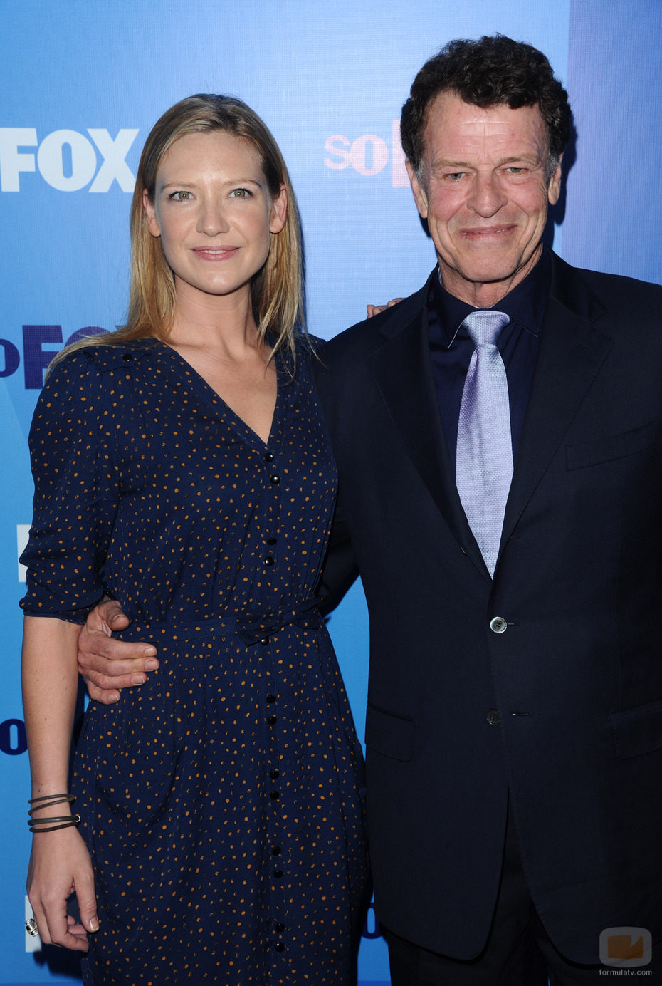 Anna Torv y Jon Noble, de 'Fringe'