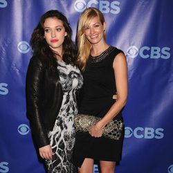 Kat Dennings y Beth Behrs de '2 Broke Girls'
