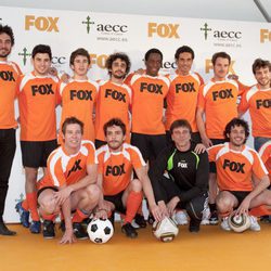 Equipo masculino con famosos en el partido solidario de Fox