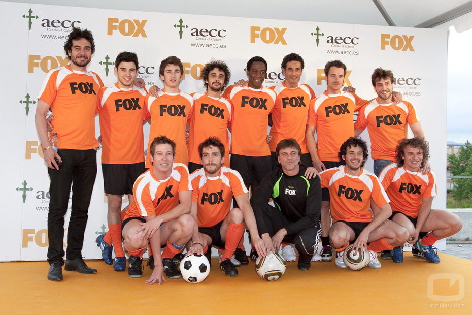 Equipo masculino con famosos en el partido solidario de Fox