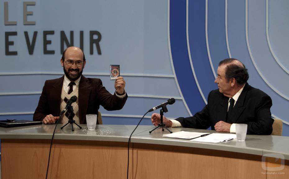 Gustavo muestra un cassette en televisión