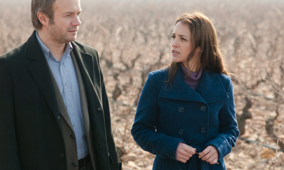Lucía y Miguel caminan por las viñas