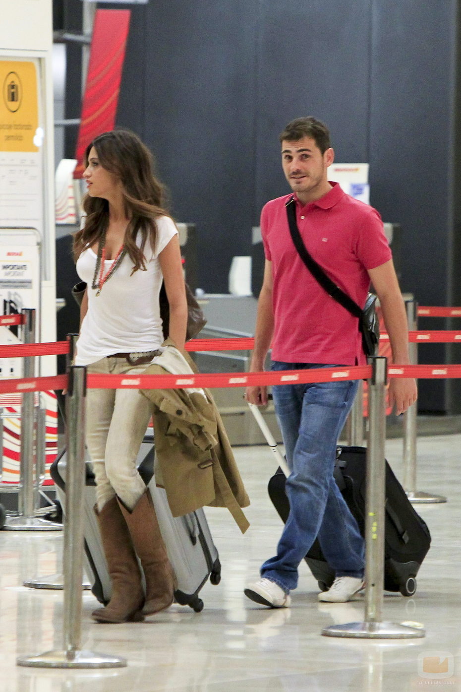 Sara Carbonero e Íker Casillas en el aeropuerto