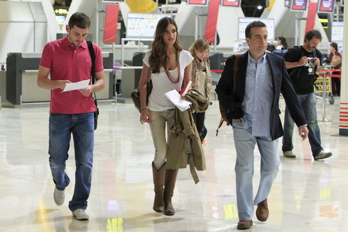 Íker Casillas, Sara Carbonero y JJ Santos caminan por el aeropuerto
