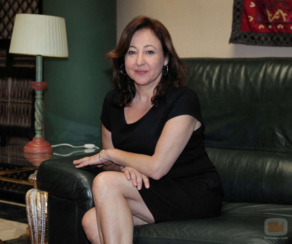 Carmen Machi sentada en un sofá