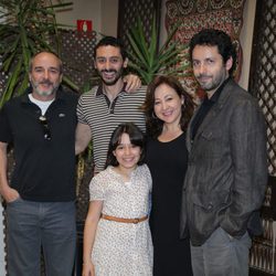 Manuel Ríos San Martín con el elenco de 'Rescatando a Sara'