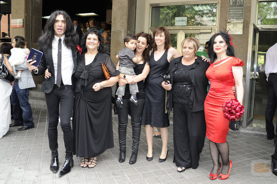 Alaska y Mario Vaquerizo con sus familiares