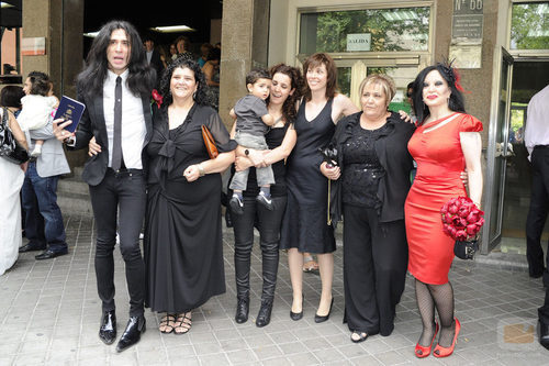 Alaska y Mario Vaquerizo con sus familiares