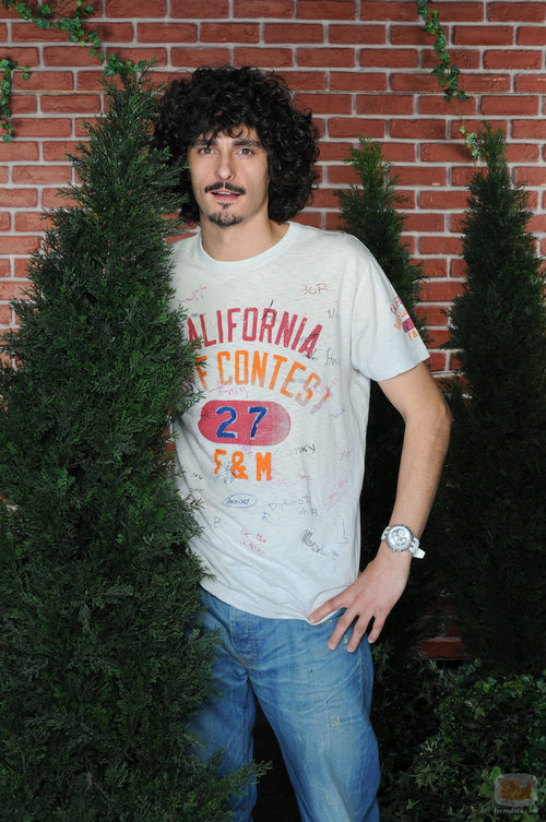 Antonio Pagudo detrás de un arbusto en 'La que se avecina'