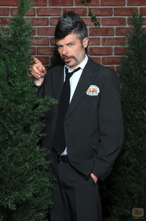 Coque (Nacho Guerreros) se esconde tras un arbusto en 'La que se avecina'