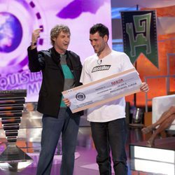 Julian Iantzi entrega el premio a Nakor Markez en 'El conquistador del fin del mundo'