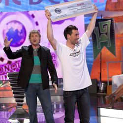 Nakor Markez levanta su premio en 'El conquistador del fin del mundo'