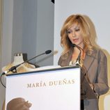 Susanna Griso durante la lectura de "El tiempo entre costuras"