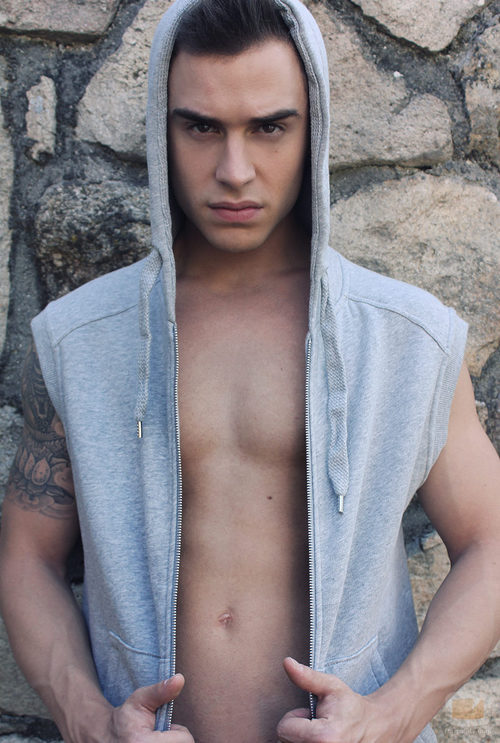 Adrián Rodríguez con capucha