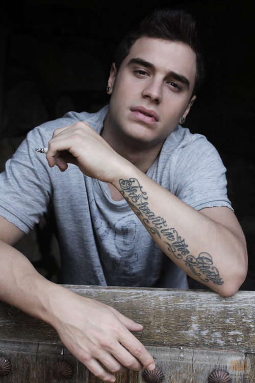 Adrián luce su tatuaje "The heart in the ghetto"