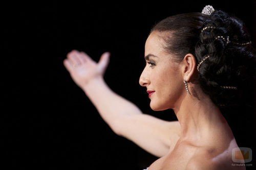 Julia (Isabel Pantoja) frente a su público en 'Hoy quiero confesar'