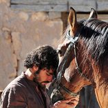 Álex García con su caballo en 'Tierra de Lobos'
