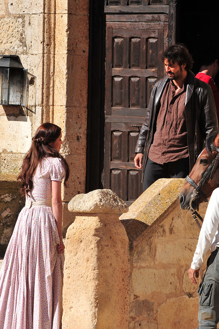 Dafne Fernández y Álex García en 'Tierra de Lobos'