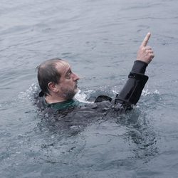 Mateo metido en el agua