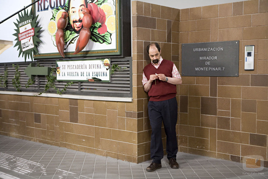 Antonio Recio deshoja una margarita