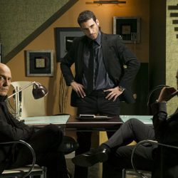 El Duque (Miguel Ángel Silvestre) junto con otros personajes de 'Sin tetas no hay paraíso'