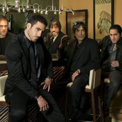 Miguel Ángel Silvestre junto con varios actores de 'Sin tetas no hay paraíso'