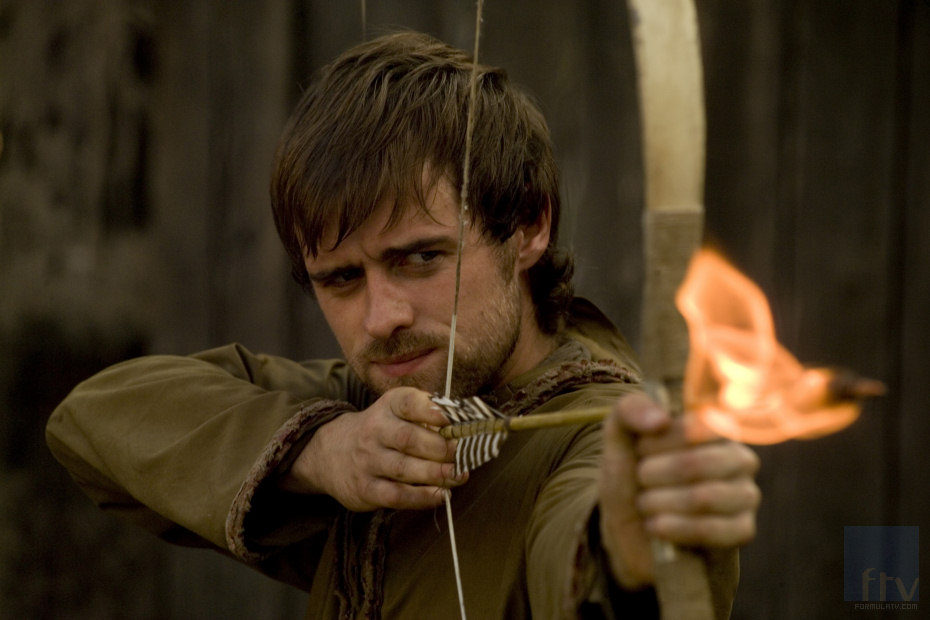 Jonas Armstrong dispara una flecha en la serie 'Robin Hood'